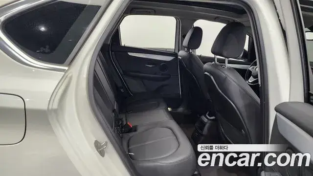BMW 2 Series Active Tourer 2019 — Фото 11/20