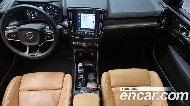 Volvo XC40 2020 — ფოტო 8/20