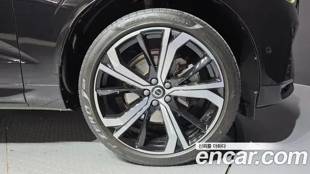 Volvo XC60 2021 — ფოტო 19/20