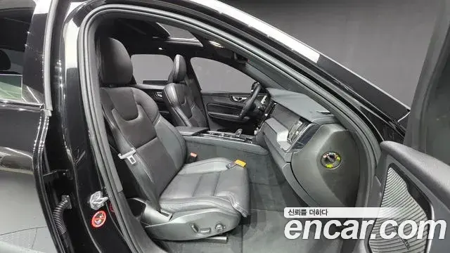 Volvo XC60 2021 — ფოტო 20/20