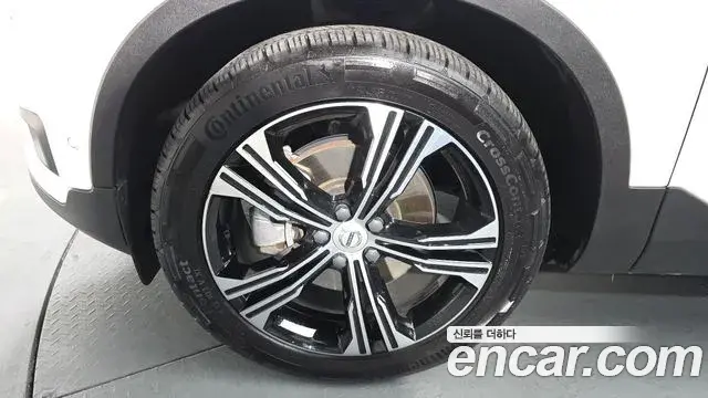 Volvo XC40 2020 — Photo 11/20