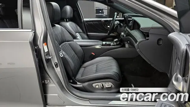 Lexus LS500 2021 — Photo 10/20