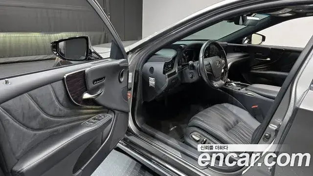 Lexus LS500 2021 — Photo 11/20