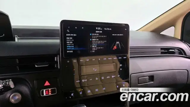 Hyundai Staria 2023 — Photo 15/20