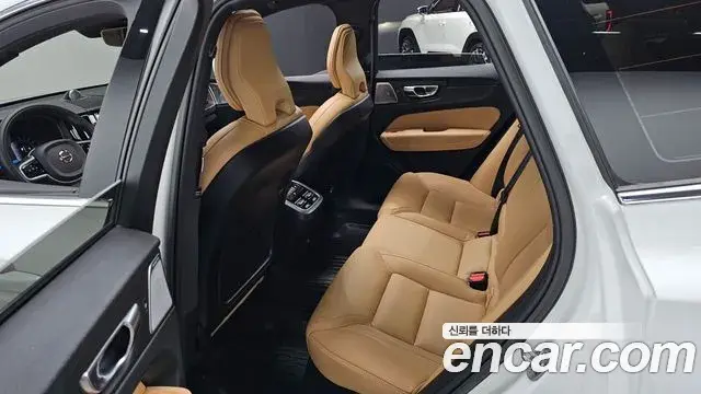 Volvo XC60 2022 — Photo 12/20