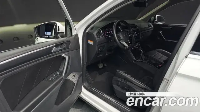 Volkswagen Tiguan 2021 — ფოტო 14/20