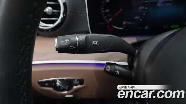 Mercedes-Benz E-Class 2022 — Şəkil 28/35