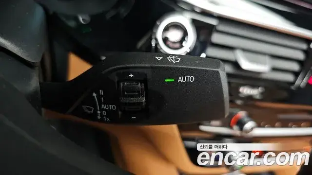 BMW 5 Series 2018 — Şəkil 7/34