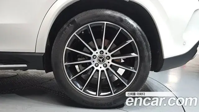 Mercedes-Benz GLE-Class 2022 — ფოტო 32/35