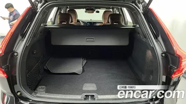 Volvo XC60 2021 — ფოტო 17/35