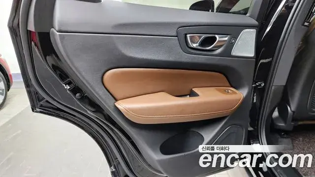 Volvo XC60 2021 — ფოტო 24/35
