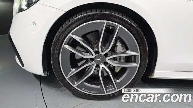 Mercedes-Benz E-Class 2021 — Photo 5/20