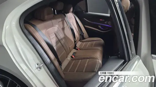 Mercedes-Benz E-Class 2021 — Photo 12/20