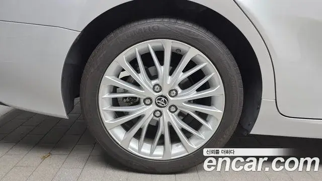 Toyota Camry 2018 — ფოტო 23/30