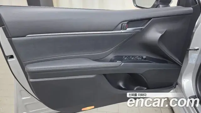Toyota Camry 2018 — ფოტო 2/30