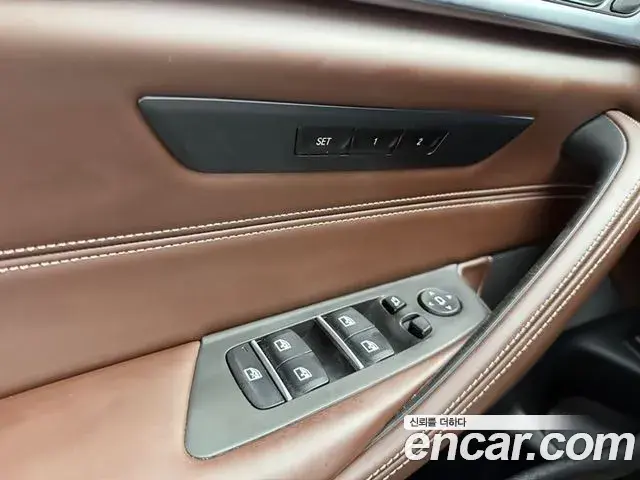 BMW 5 Series 2018 — ფოტო 13/20
