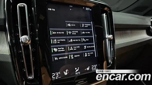 Volvo XC40 2019 — ფოტო 3/30