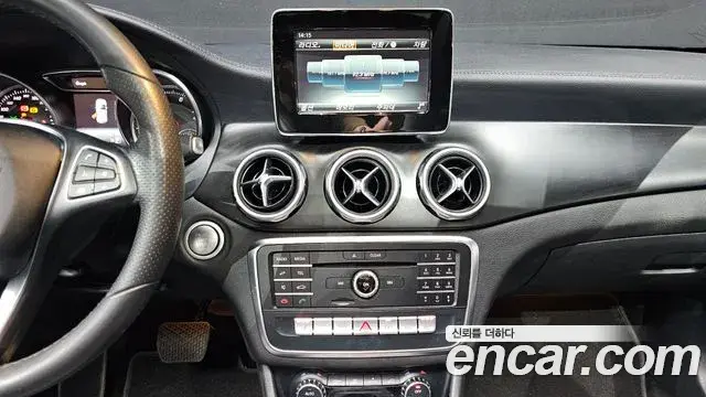 Mercedes-Benz GLA-Class 2018 — Photo 14/20