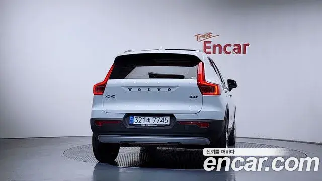Volvo XC40 2021 — Photo 12/33