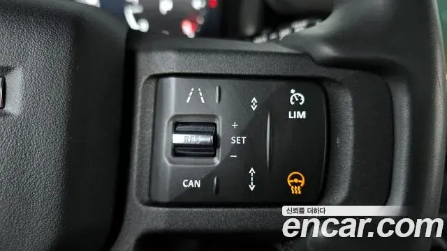Land Rover Defender 2023 — Photo 17/20