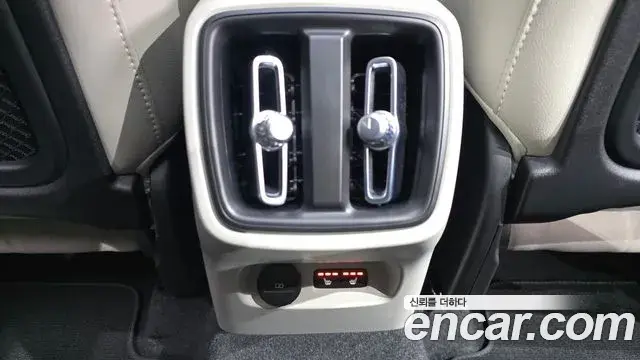 Volvo XC40 2022 — Photo 24/33