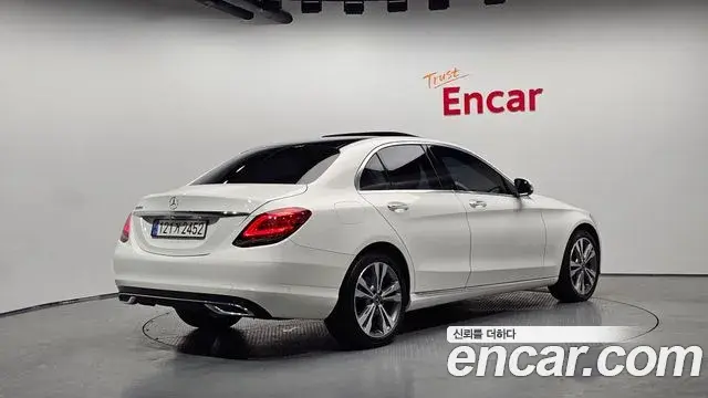 Mercedes-Benz C-Class 2019 — ფოტო 5/20