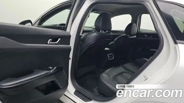 Kia K5 2020 — ფოტო 8/20