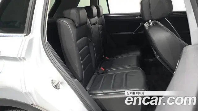 Volkswagen Tiguan 2018 — ფოტო 6/20