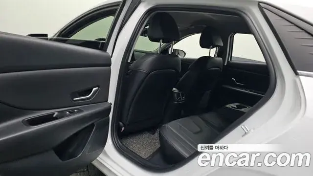 Hyundai The New Avante Hybrid 2022 — ფოტო 19/20