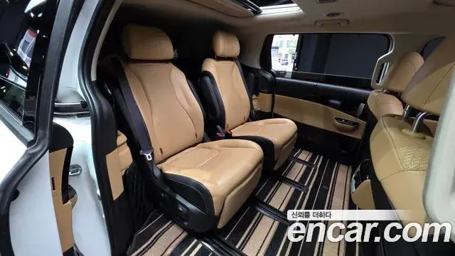 Kia Carnival 2021 — ფოტო 16/33