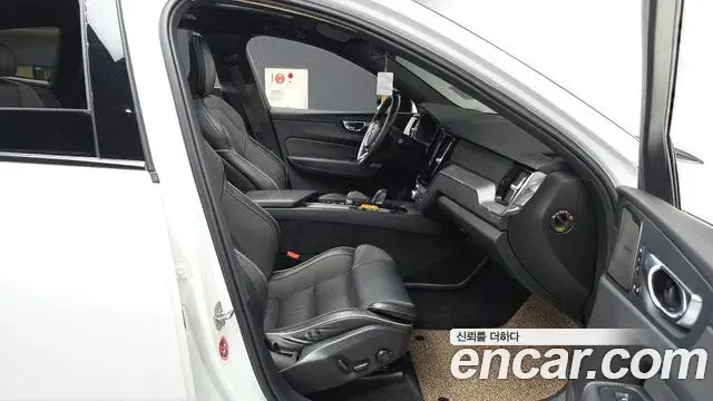 Volvo XC60 2021 — Şəkil 5/31