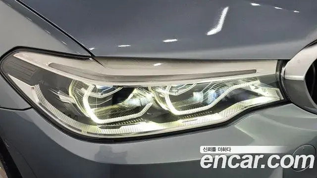 BMW 5 Series 2018 — Şəkil 24/33