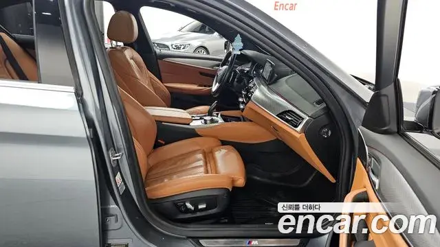 BMW 5 Series 2018 — Şəkil 9/33