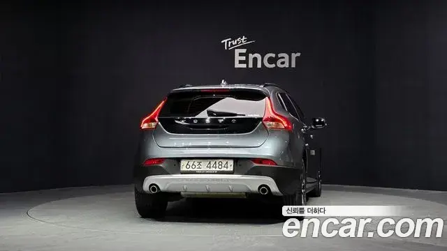 Volvo V40 Cross Country 2019 — Şəkil 18/31