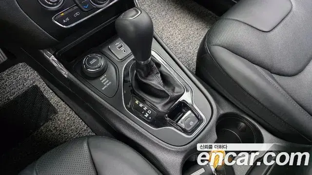 Jeep Cherokee 2020 — Şəkil 28/36