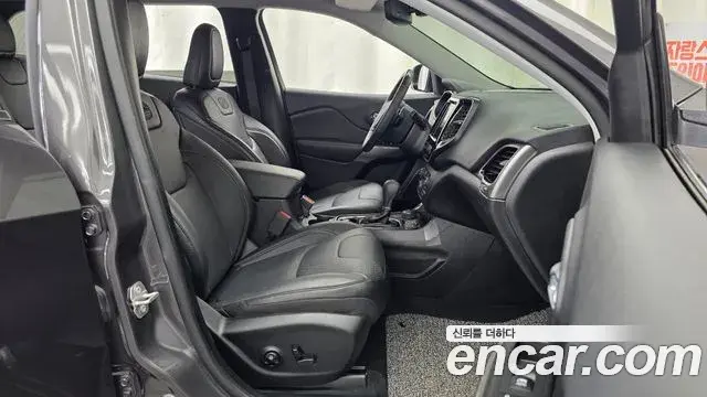Jeep Cherokee 2020 — Şəkil 32/36