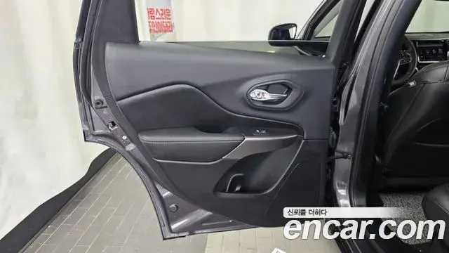 Jeep Cherokee 2020 — Şəkil 24/36