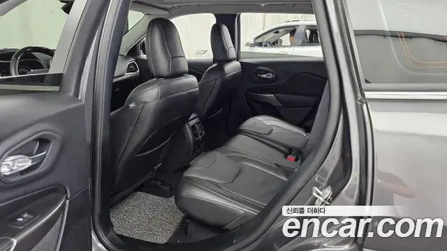 Jeep Cherokee 2020 — Şəkil 25/36