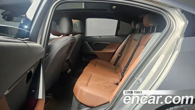 BMW 5 Series 2025 — Photo 12/20