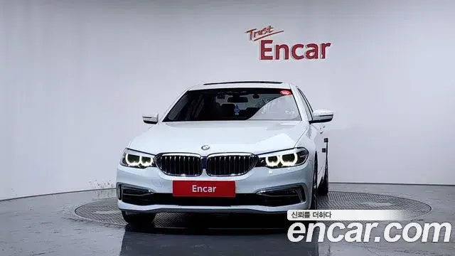 BMW 5 Series 2018 — Şəkil 33/38
