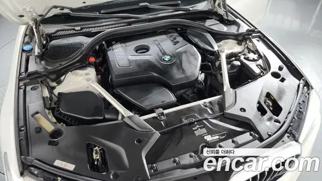 BMW 5 Series 2018 — Şəkil 13/38