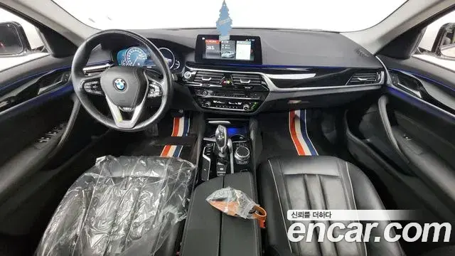 BMW 5 Series 2018 — Şəkil 17/38