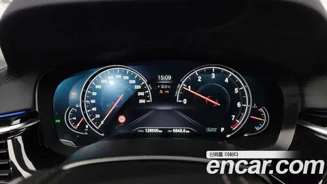 BMW 5 Series 2018 — Şəkil 28/38