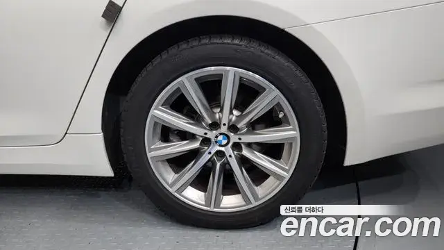 BMW 5 Series 2018 — Şəkil 30/38