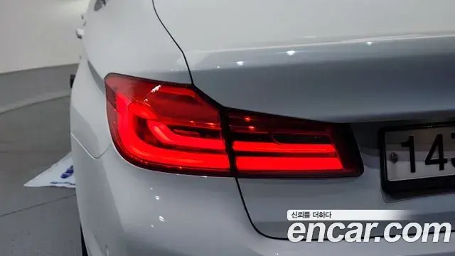 BMW 5 Series 2018 — Şəkil 37/38
