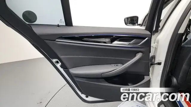 BMW 5 Series 2018 — Şəkil 32/38