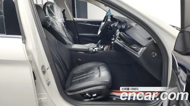 BMW 5 Series 2018 — Şəkil 8/38