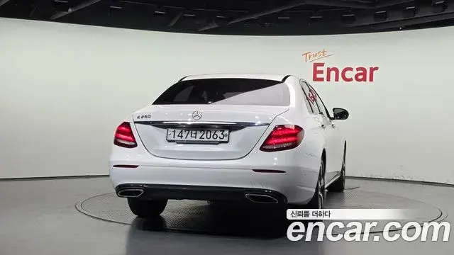 Mercedes-Benz E-Class 2019 — Photo 10/20