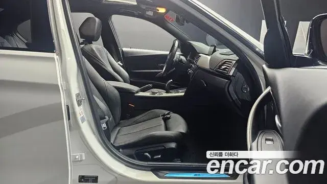 BMW 3 Series 2018 — ფოტო 13/31
