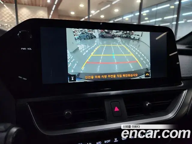 Lexus UX300h 2025 — Фото 15/19